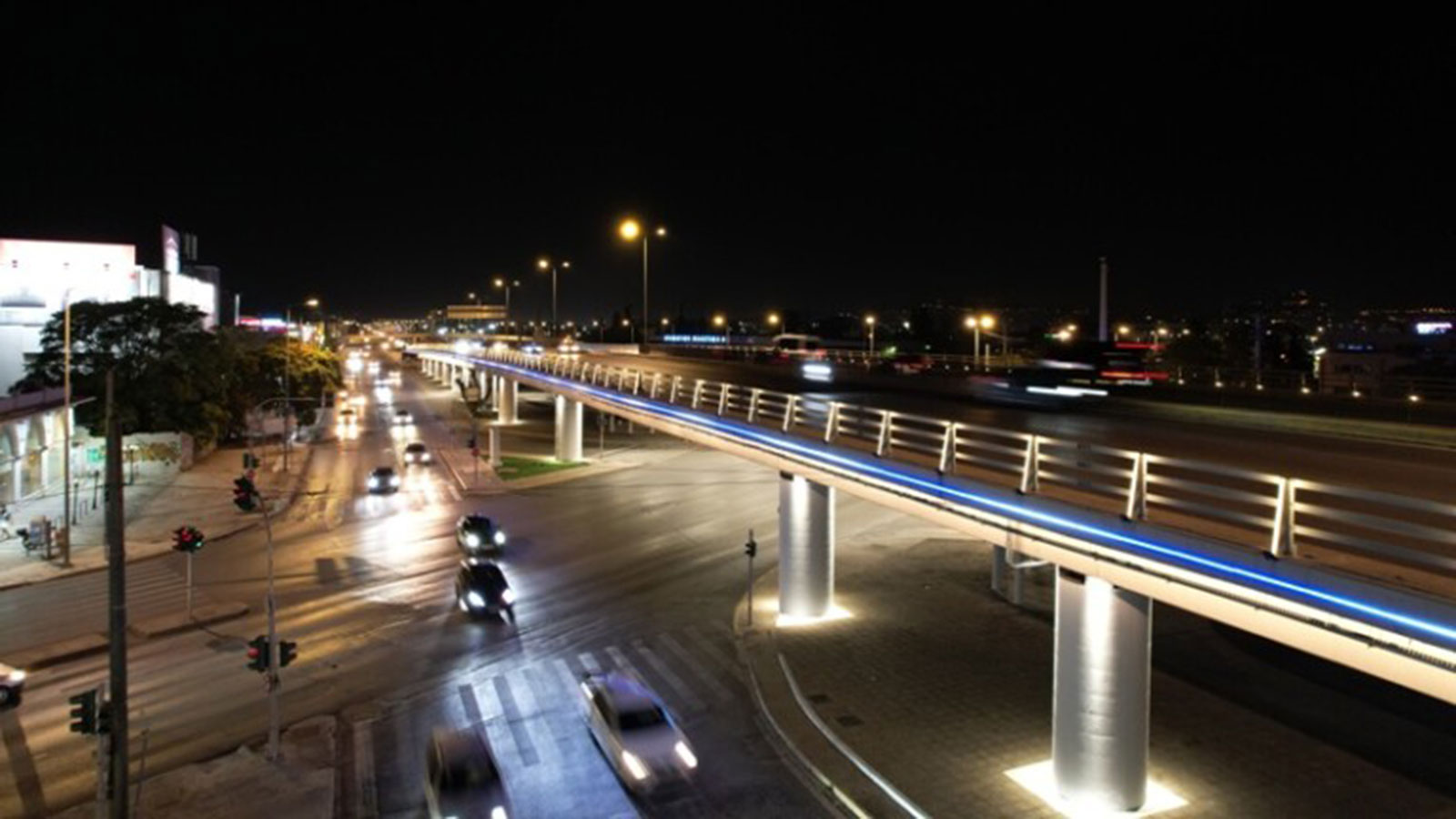 Γέφυρα Π. Ράλλη: Καθαρίστηκε, βάφτηκε και φωτίστηκε 